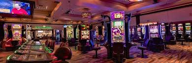 mmkji Slots APP — Myanmar ကစားသမားများ မိုဘိုင်းဖုန်းမှ Online Slots ကစားနေသောပုံ